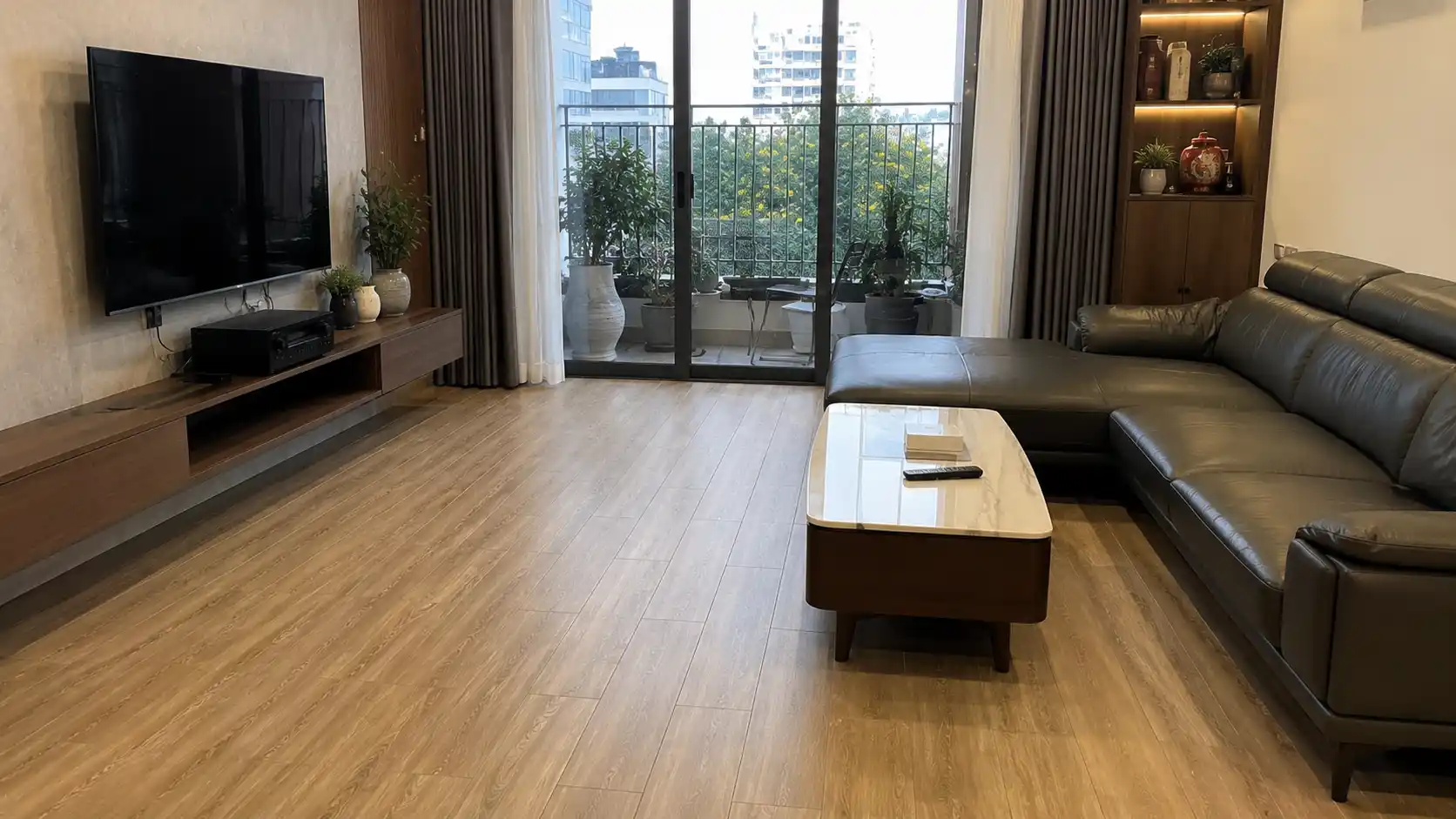 Hoàn thiện công trình lát sàn nhựa hèm khóa SPC vân gỗ sang trọng và bền bỉ