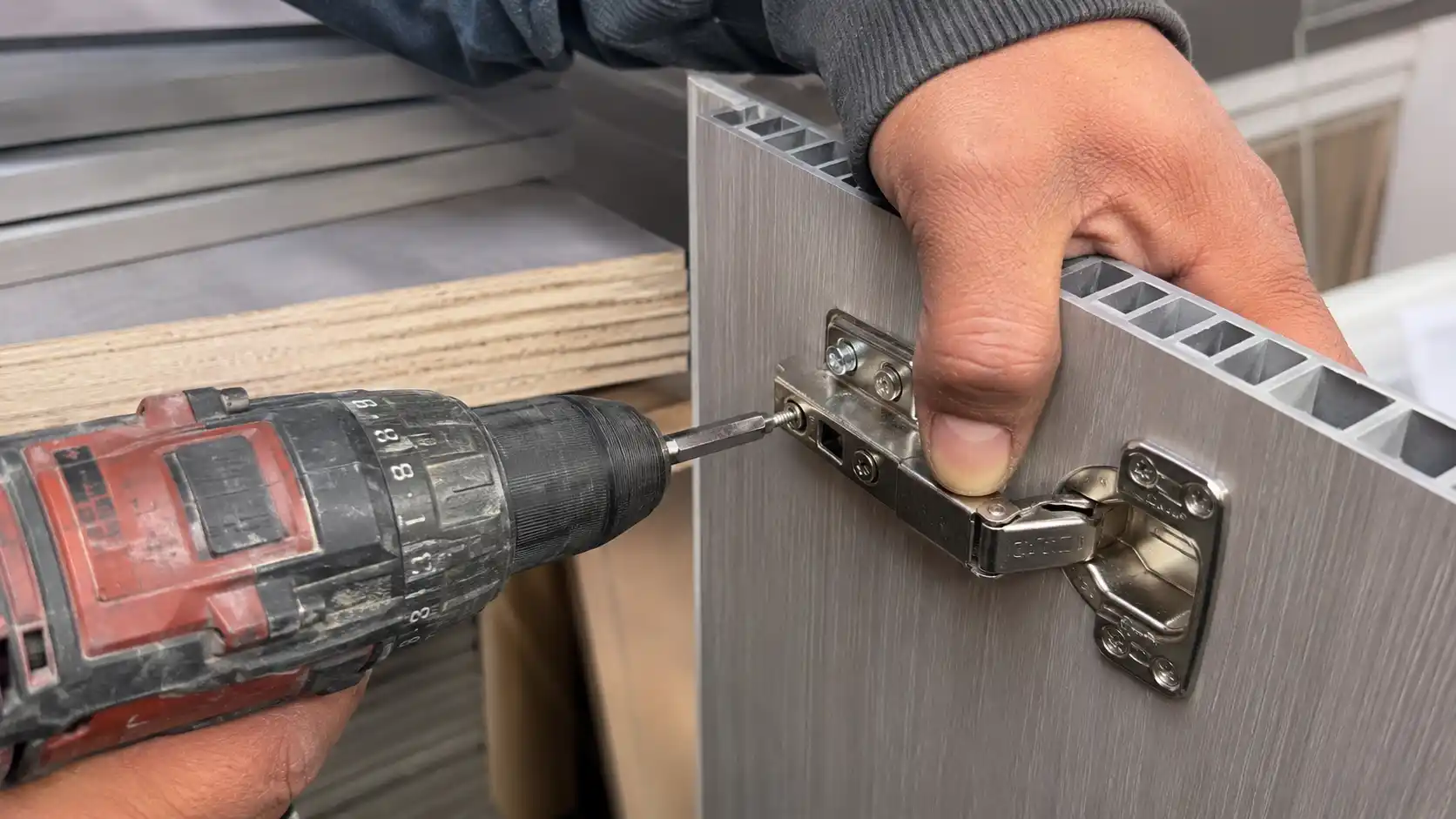 Kết cấu gân xương chịu lực và độ bám vít bản lề chắc chắn trên tấm Ecoplast