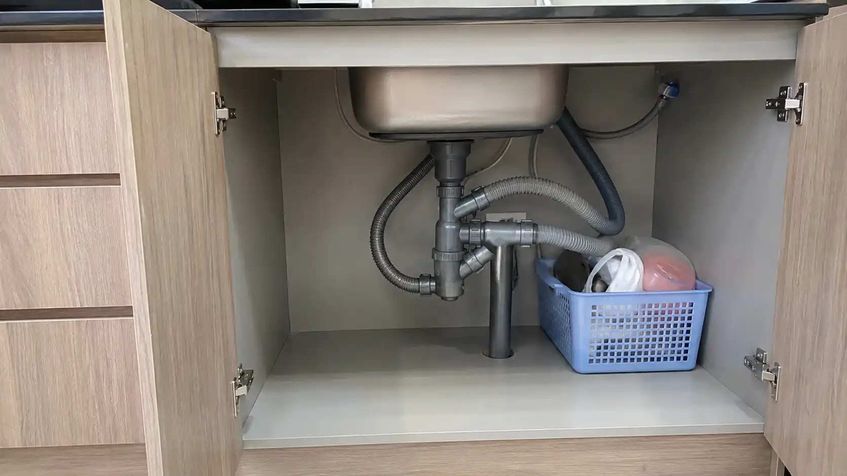 Khả năng chống nước và chống ẩm mốc của tấm nhựa Ecoplast tại khoang chậu rửa tủ bếp