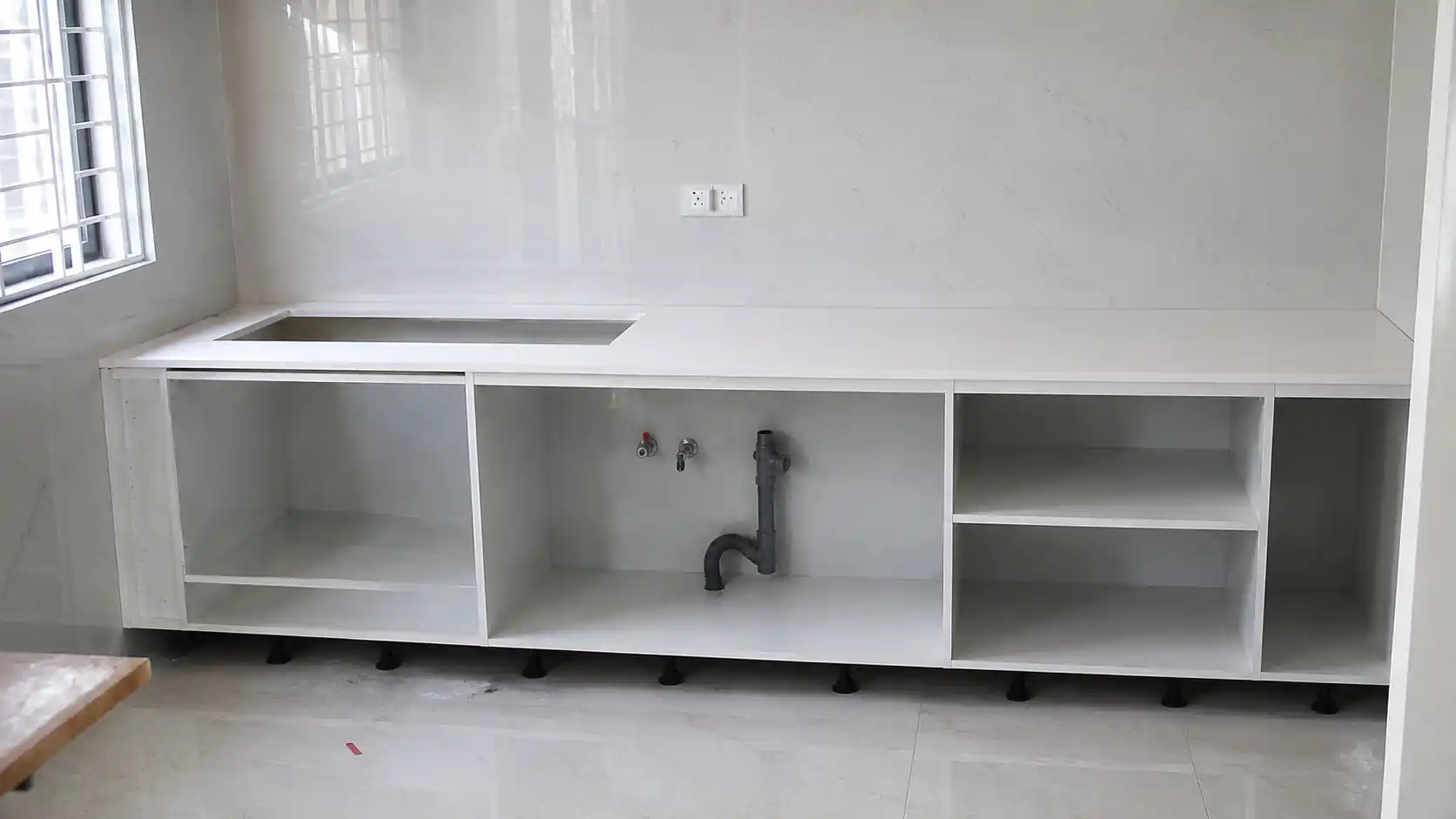 Thi công rắp ghép thùng tủ bếp nhựa chống nước từ tấm nhựa phôi rỗng