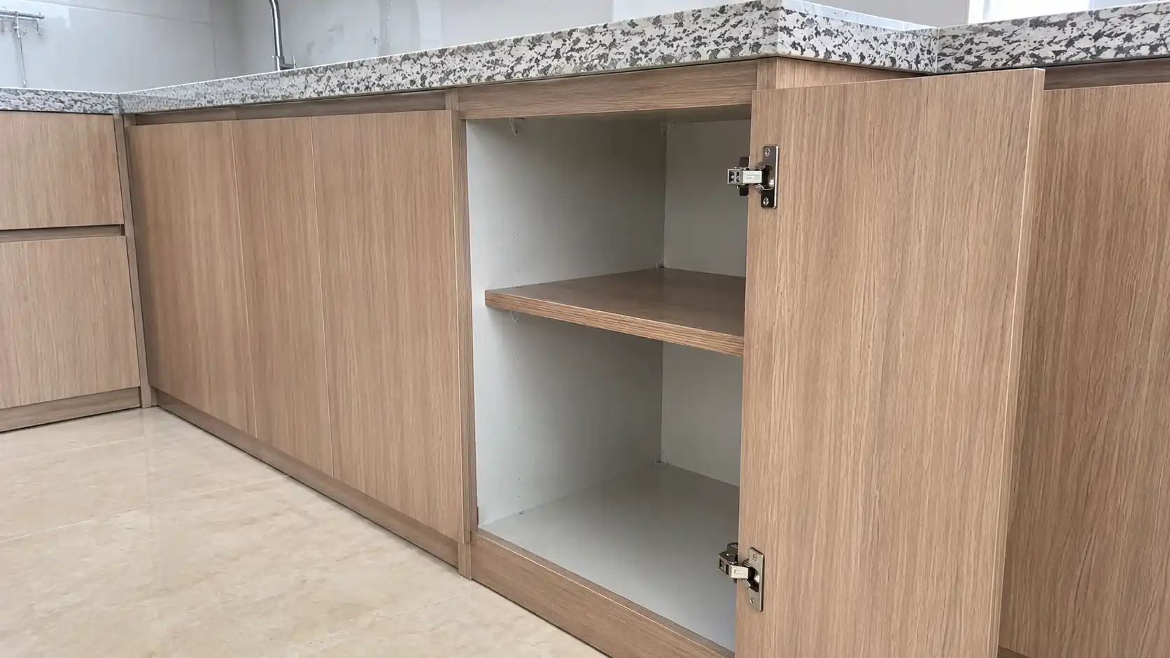 Khung tủ bếp dưới phối hợp tấm nhựa Bento 18mm làm vách chịu lực và Ecoplast 15mm làm vách hộc