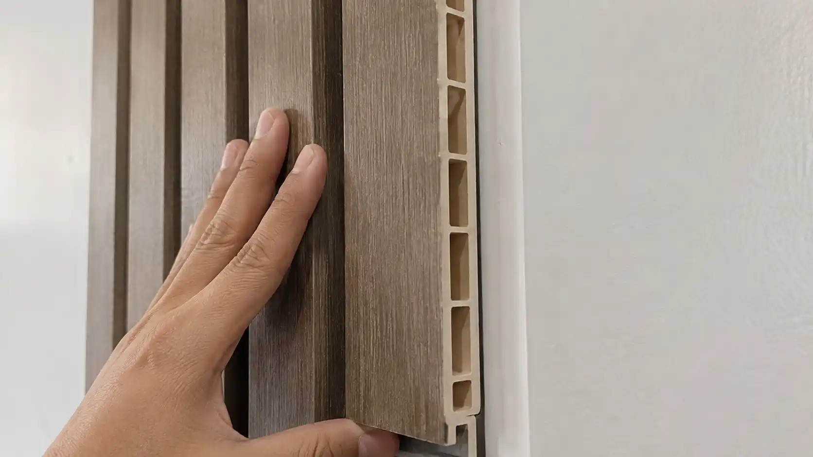 Kiểm tra bề mặt tấm ốp phôi lam 3 sóng vuông nhựa PVC