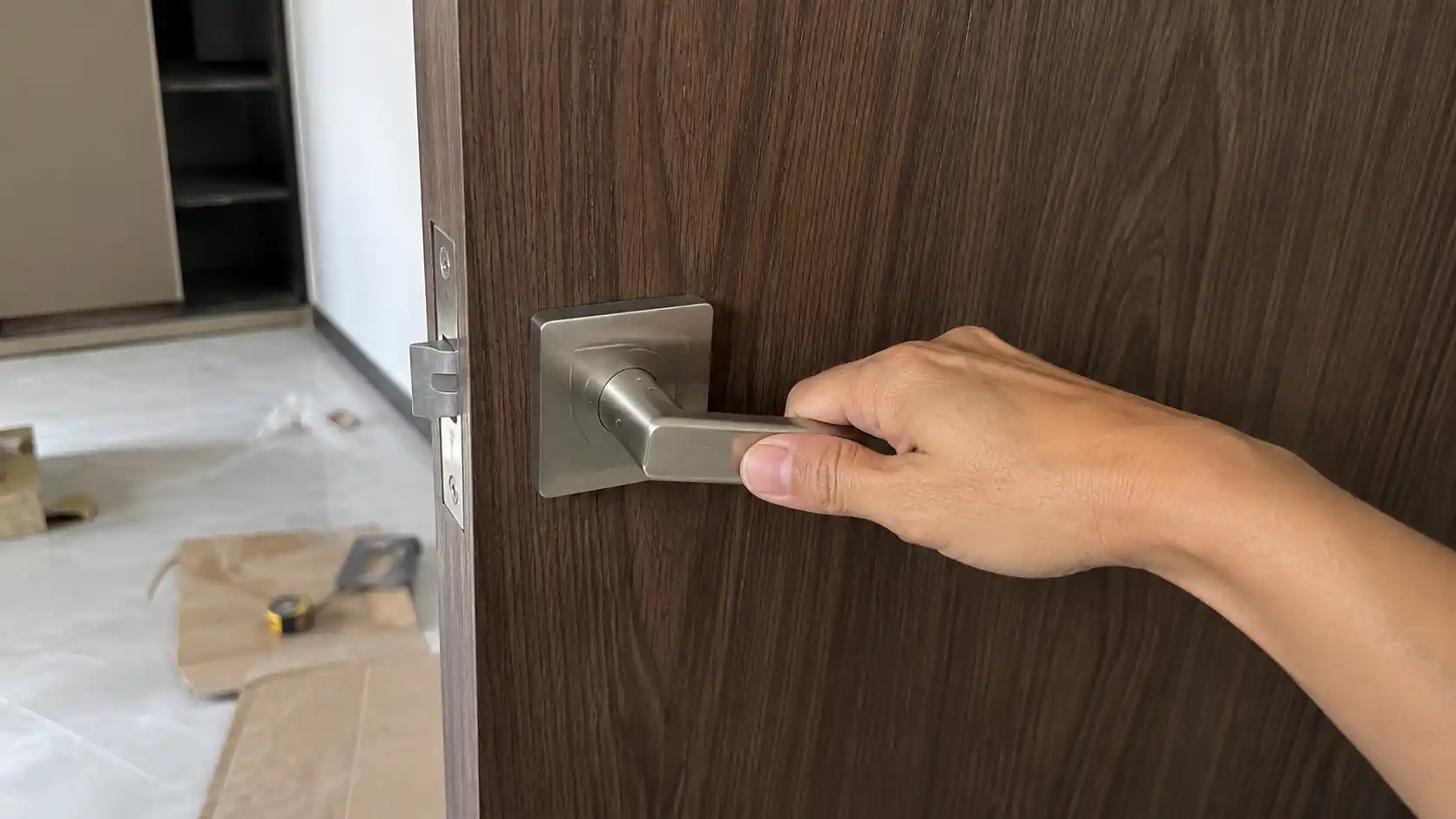 Kiểm tra bề mặt và phụ kiện khi mua lẻ cửa nhựa composite gửi về Trà Vinh