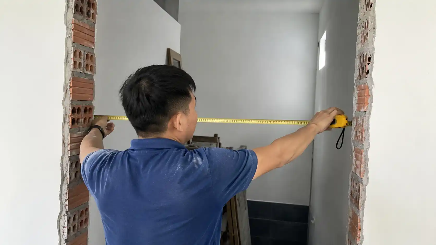 Kiểm tra thực tế kích thước ô tường chờ và chân ngàm nẹp chỉ L khung bao cửa composite
