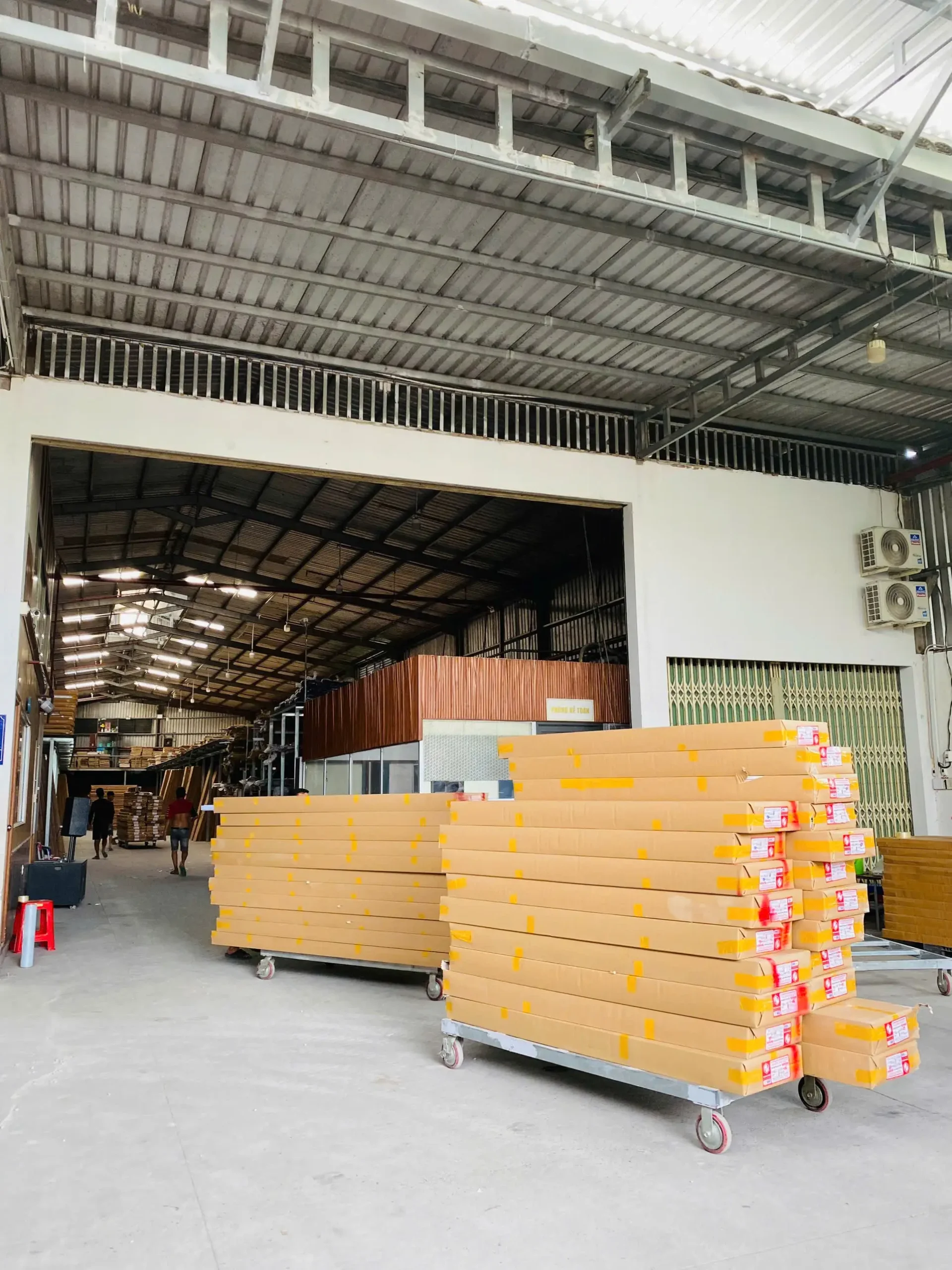 Kiện phôi tấm Ecoplast bọc màng bảo vệ bốc xếp giao về Trà Vinh