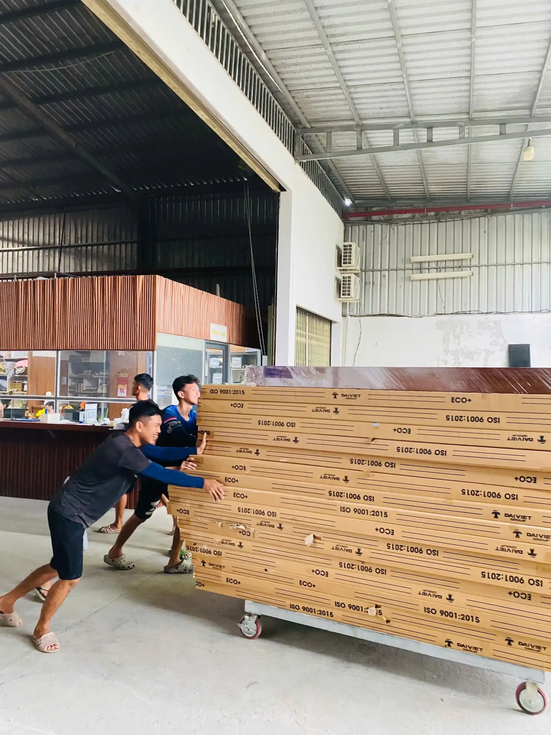 Kiện tấm nhựa Ecoplast bọc PE xếp gọn bên xe tải Nam Tiến