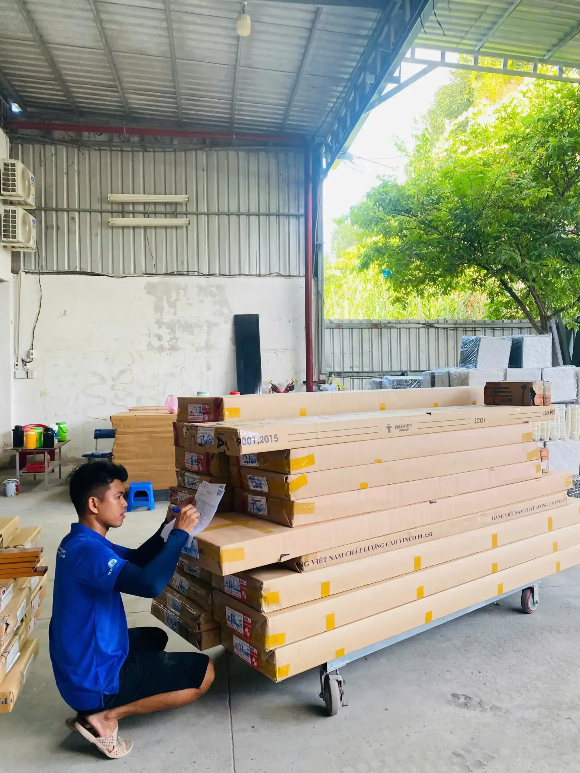 Kiện thanh lam nhựa ốp trần bọc PE co nhiệt xếp trên xe tải giao tận nơi cho đại lý Bạc Liêu