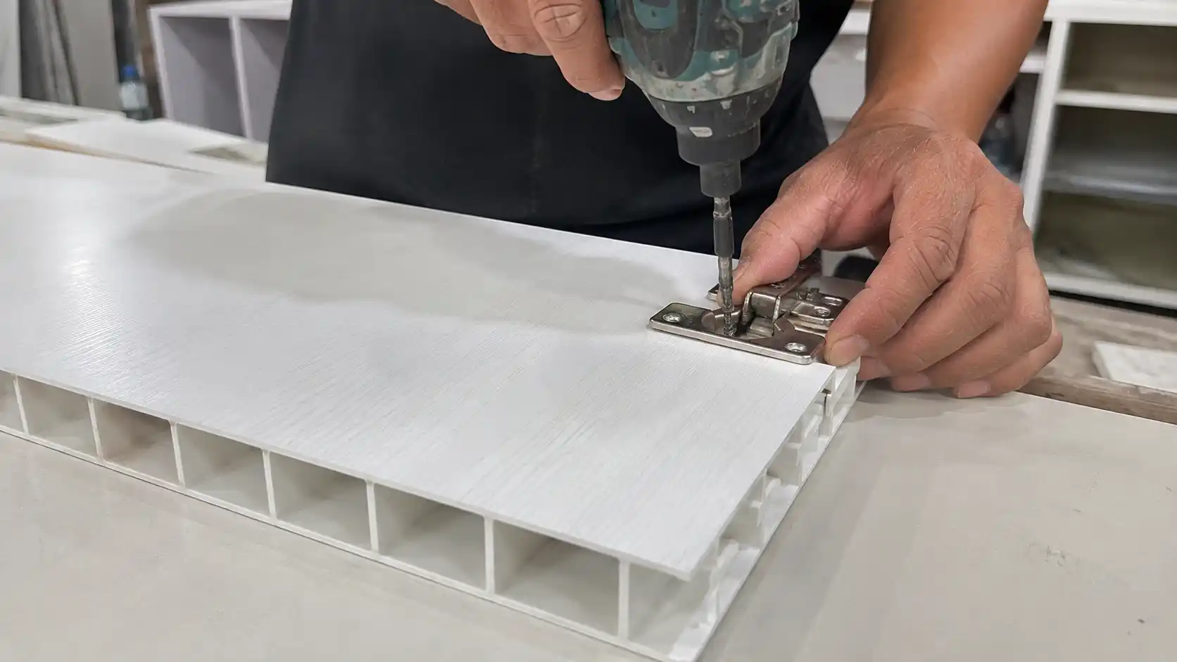Kỹ thuật bắt vít bản lề vào gân chịu lực của tấm nhựa Ecoplast làm tủ bếp