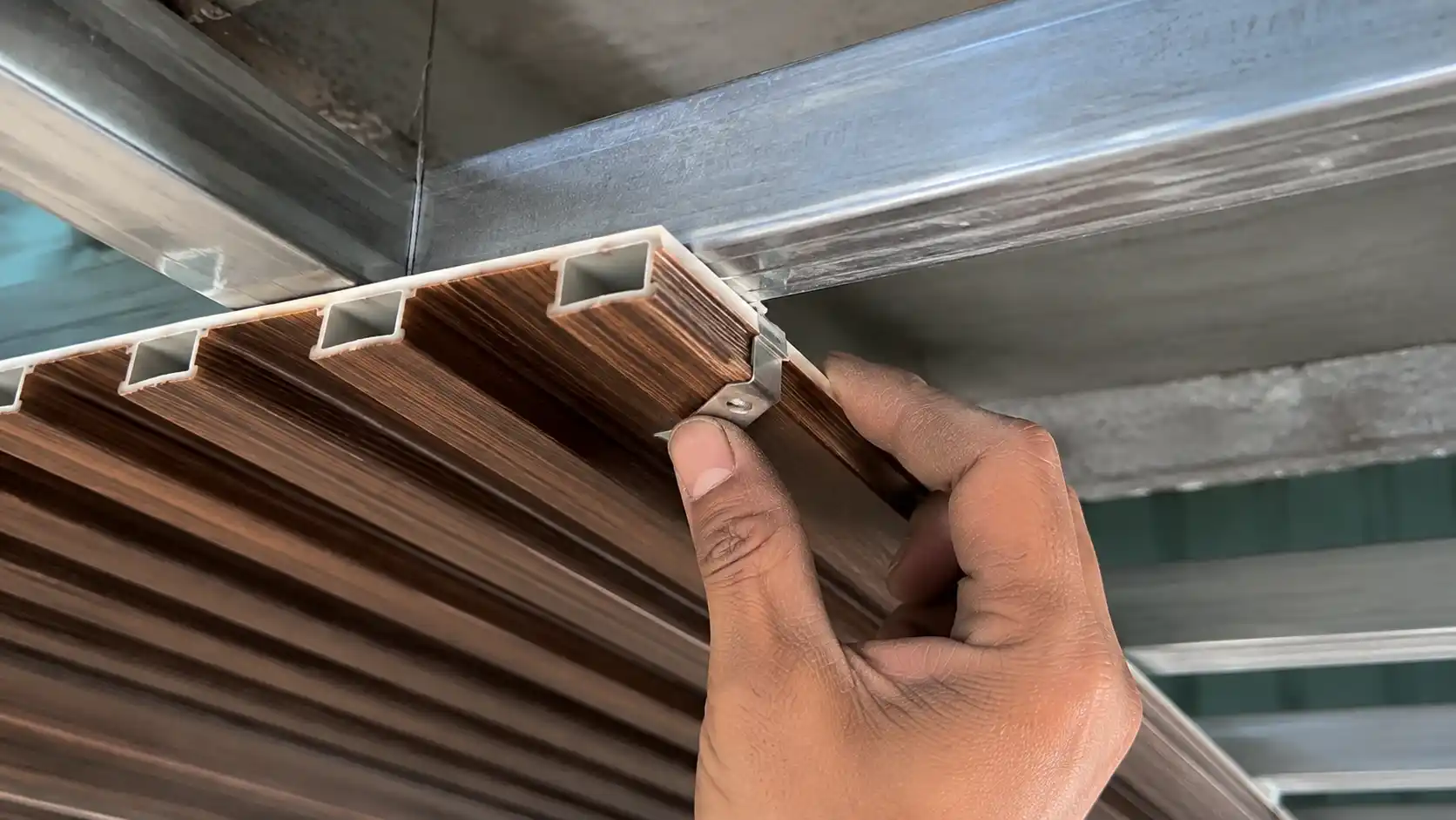 kỹ thuật gài con ke inox 304 vào nẹp ngàm âm thanh lam 3 sóng vuông