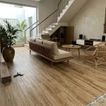 Lát sàn nhựa hèm khóa đè lên gạch cũ cải tạo phòng khách sang trọng mộc mạc