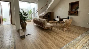 Lát sàn nhựa hèm khóa đè lên gạch cũ cải tạo phòng khách sang trọng mộc mạc