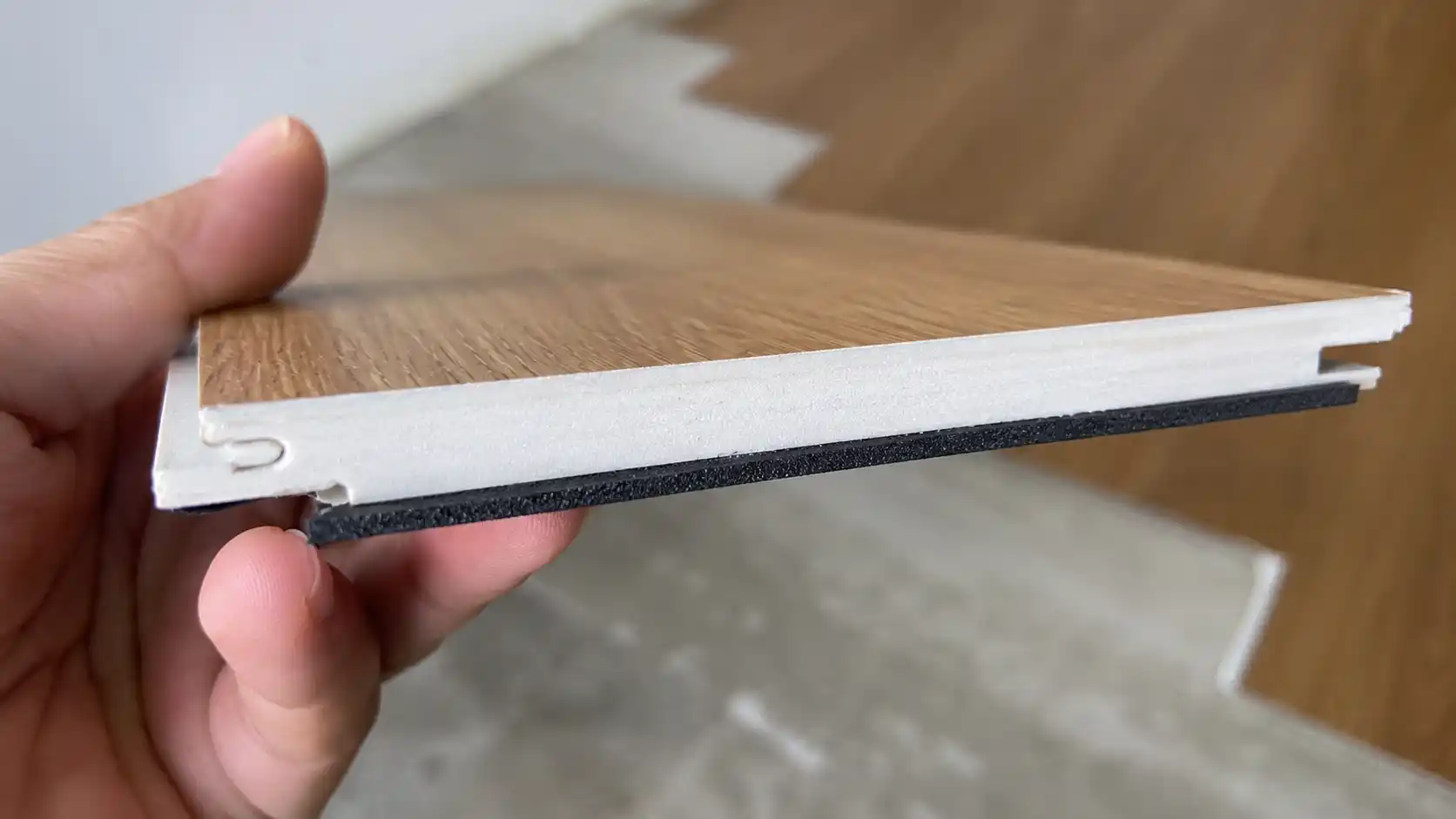 Mặt cắt mép hèm khóa phôi sàn nhựa SPC tráng lớp cao su IXPE lót đáy màu đen