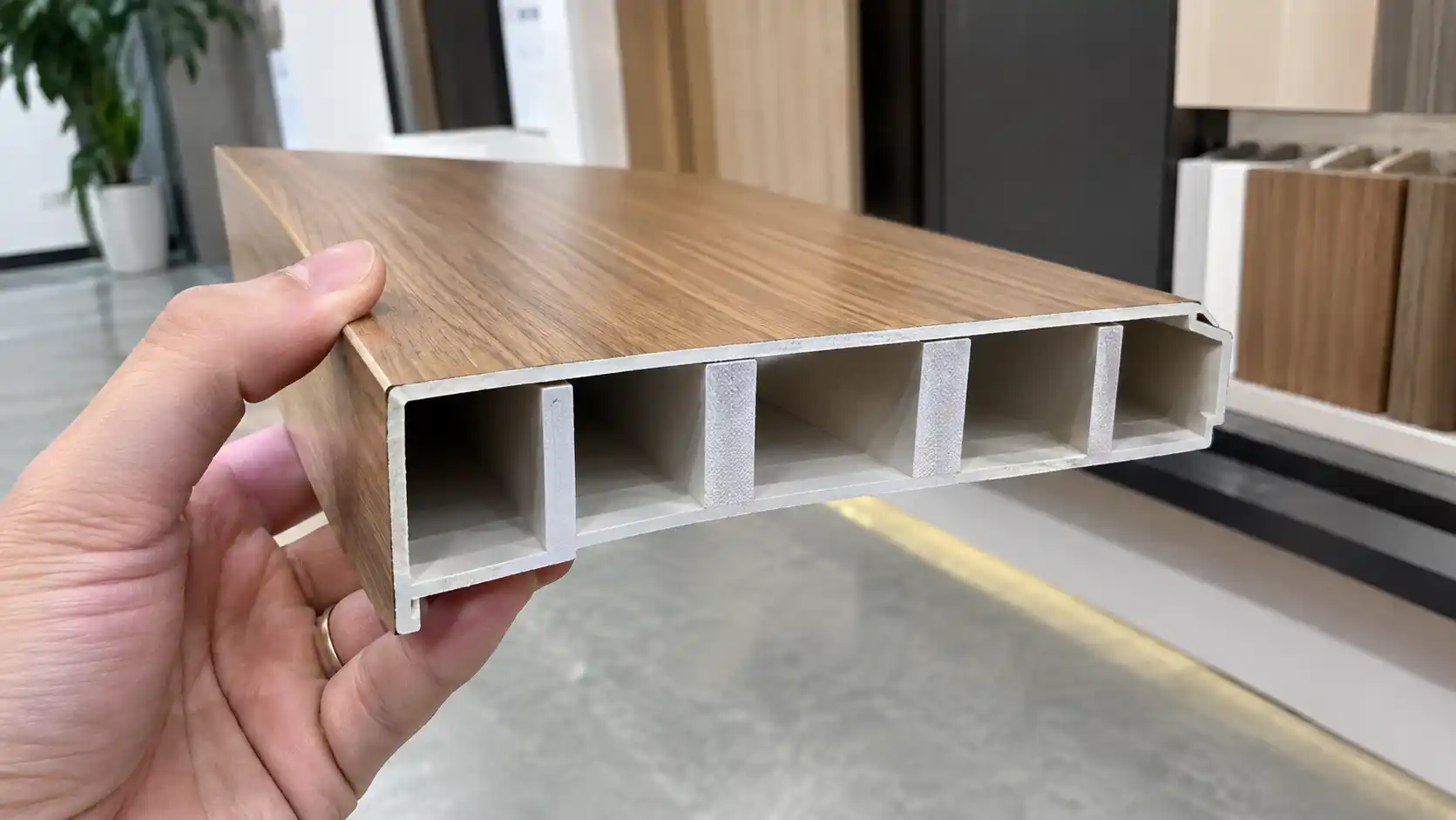 Mặt cắt tấm nhựa nội thất Ecoplast lõi rỗng với hệ gân chịu lực dầy dặn chống nước tuyệt đối