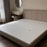 Mặt dưới đệm sạch sẽ đặt trên hệ vạt giường nhựa phẳng lỳ