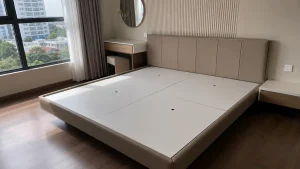 Mặt dưới đệm sạch sẽ đặt trên hệ vạt giường nhựa phẳng lỳ