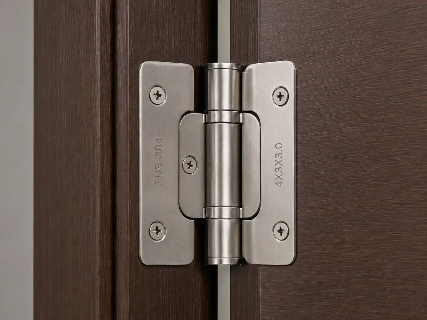 Mẫu bản lề inox SUS-304 chuẩn kỹ thuật và khoảng hở cánh cửa nhựa composite đều đặn