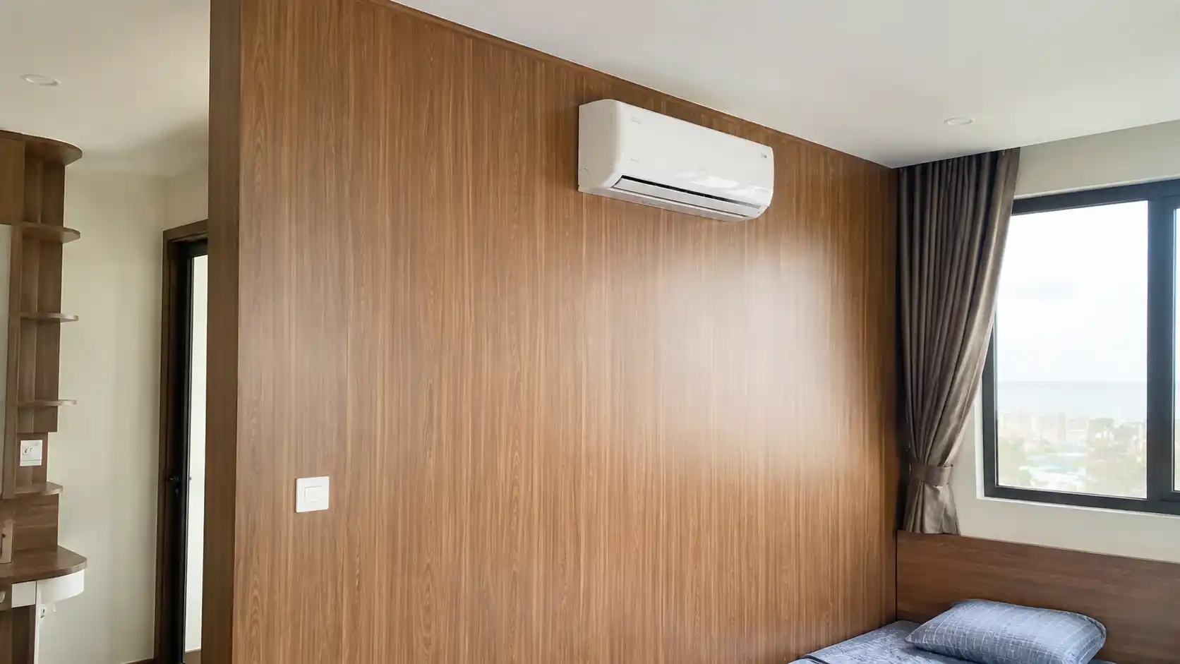 Máy lạnh treo tường bắt vít chắc chắn trên phôi vách ngăn nhựa 40mm đầm chắc