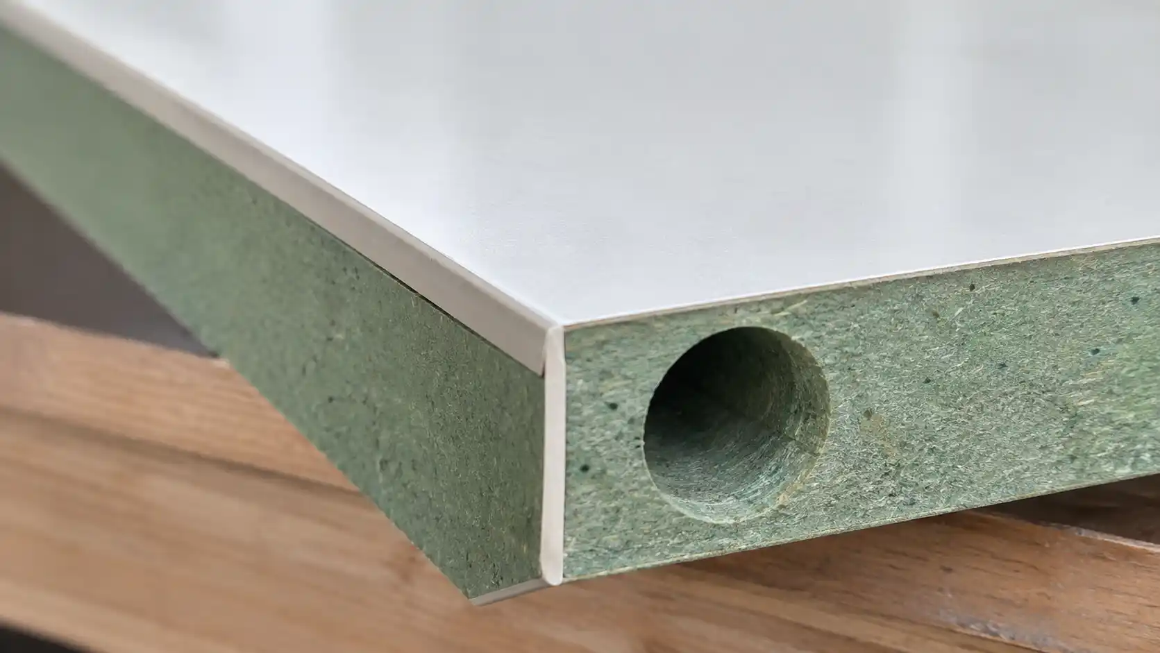Mép ván gỗ công nghiệp MDF lõi xanh chống ẩm soi rõ đường dán chỉ cạnh và vết khoét kỹ thuật