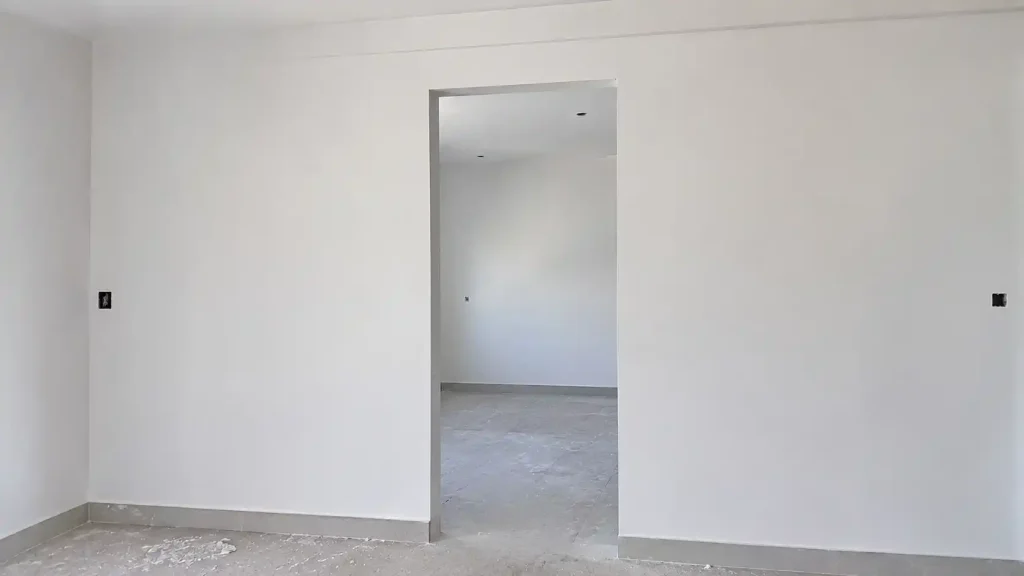 Ô tường chờ lắp cửa gỗ nhựa composite đã được xây tô phẳng phiu, ô chờ cửa composite chừa bao nhiêu