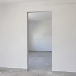 Ô tường chờ lắp cửa gỗ nhựa composite đã được xây tô phẳng phiu, ô chờ cửa composite chừa bao nhiêu