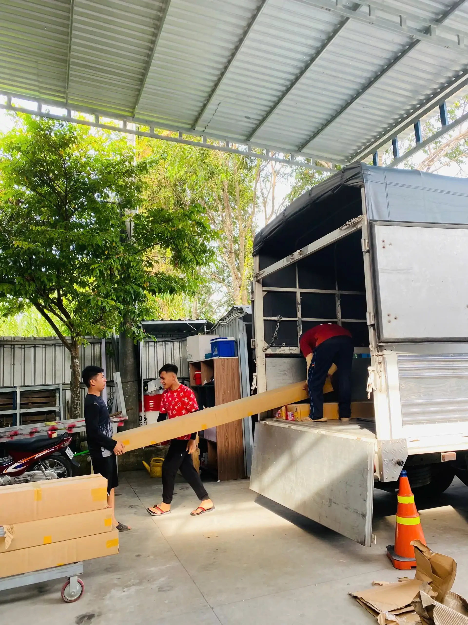 Quy cách đóng hộp carton sàn nhựa SPC xếp trên pallet gỗ tại kho
