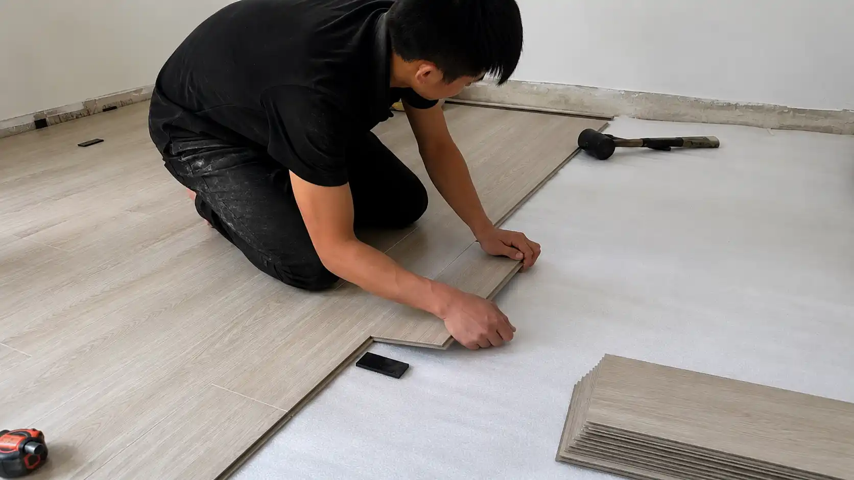 Quy trình trải xốp lót và lắp đặt ngàm khóa của sàn nhựa hèm khóa SPC