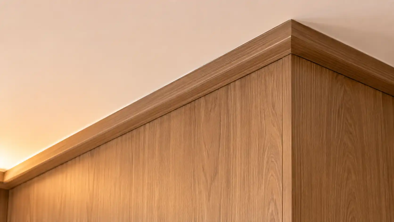 Sử dụng nẹp nhựa PVC đồng màu để bo viền trần nhà