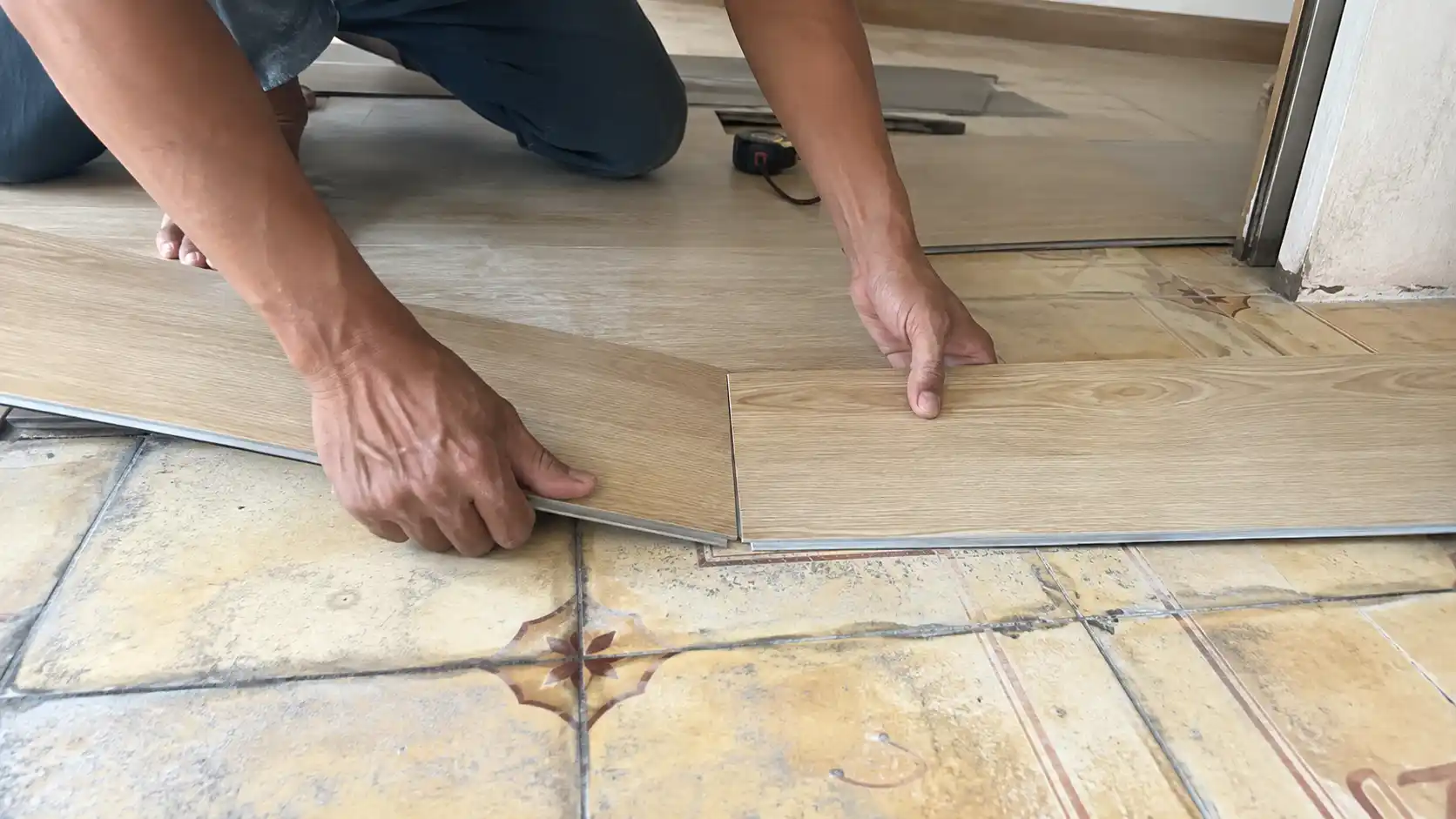 thao tác sập hèm khóa âm dương thanh sàn nhựa SPC dài 1.22m trực tiếp trên nền gạch cũ