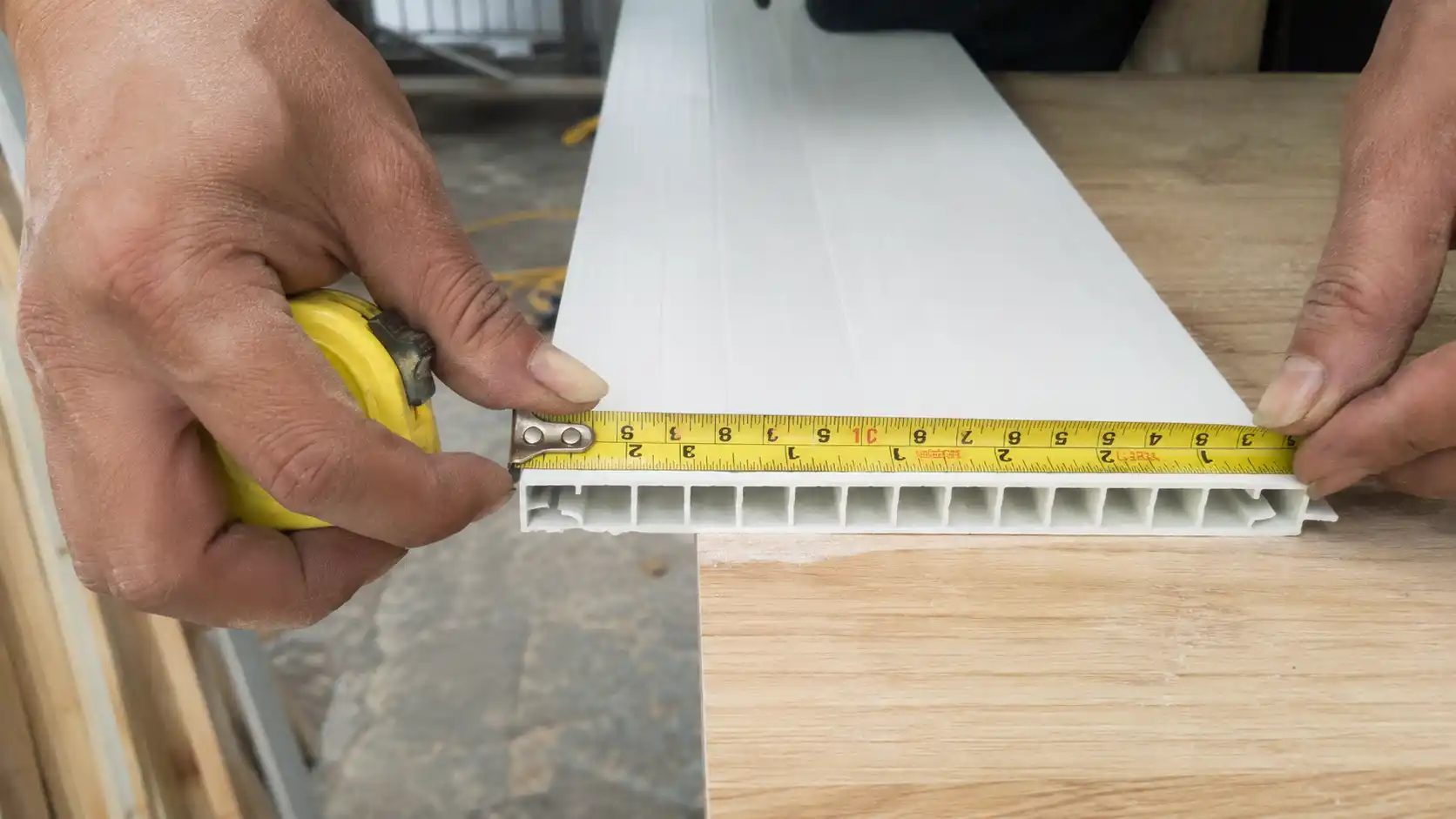 thợ dùng thước dây đo kích thước bản rộng tấm nhựa Ecoplast