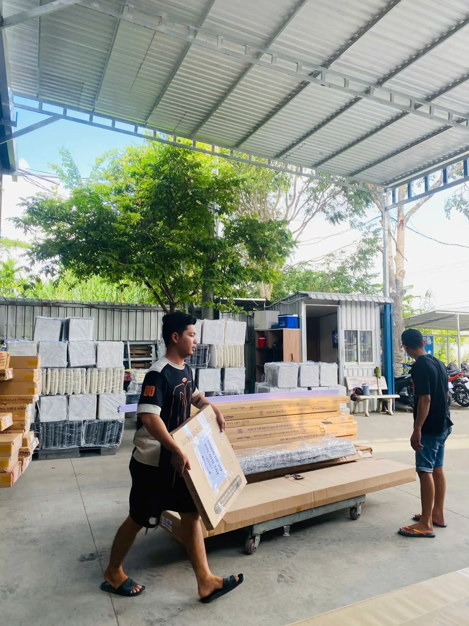 Tổng kho phân phối cửa nhựa composite Cần Thơ giao hàng về Trà Vinh