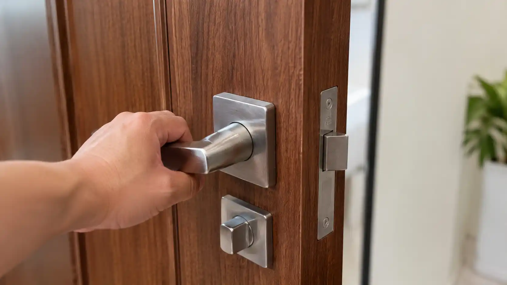 Trải nghiệm vận hành đóng mở đầm nịch tay của cửa nhựa composite