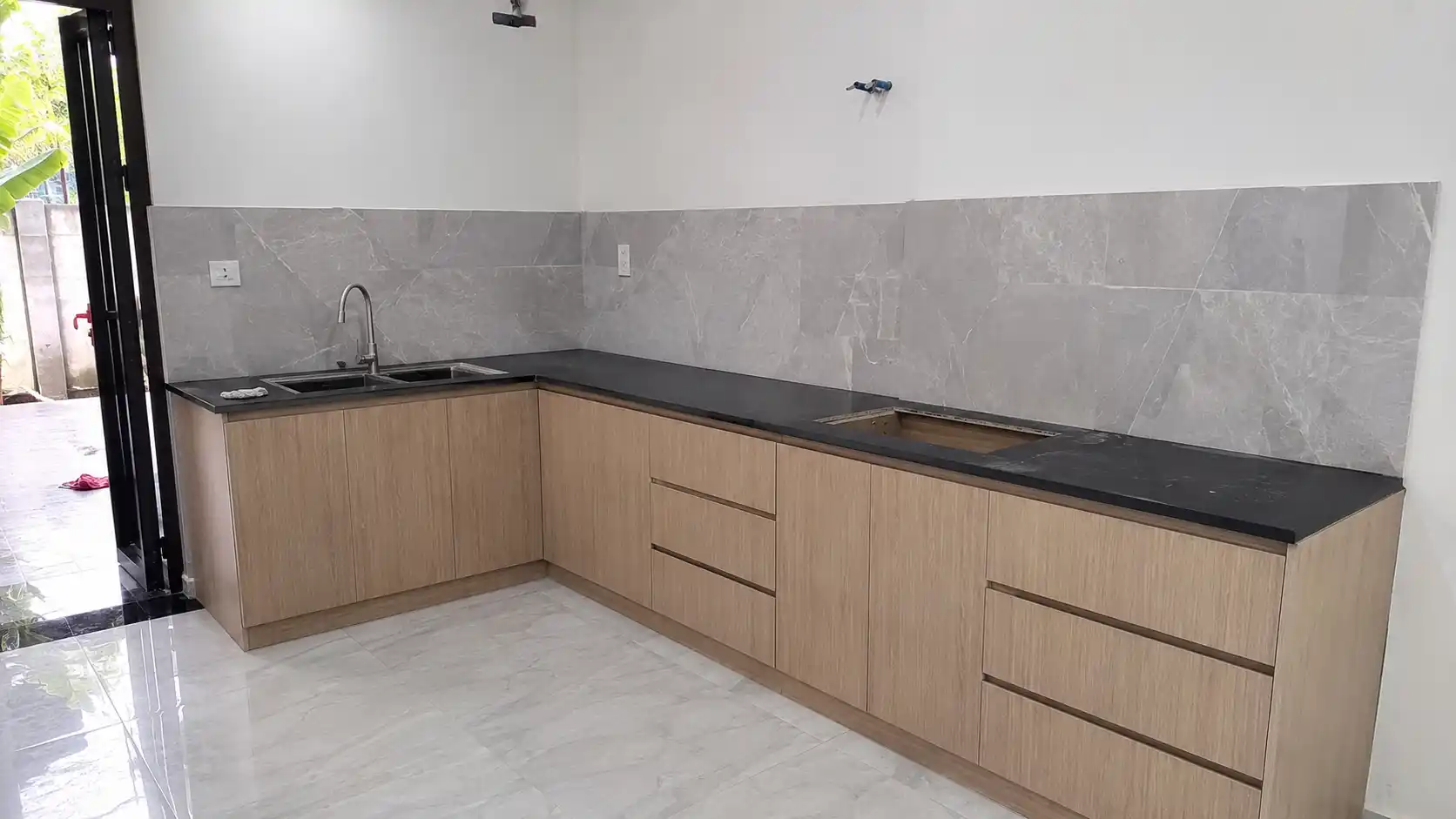 Tủ bếp nhựa Ecoplast tầng trệt trơ lỳ 100% với nước ngấm mảng nền