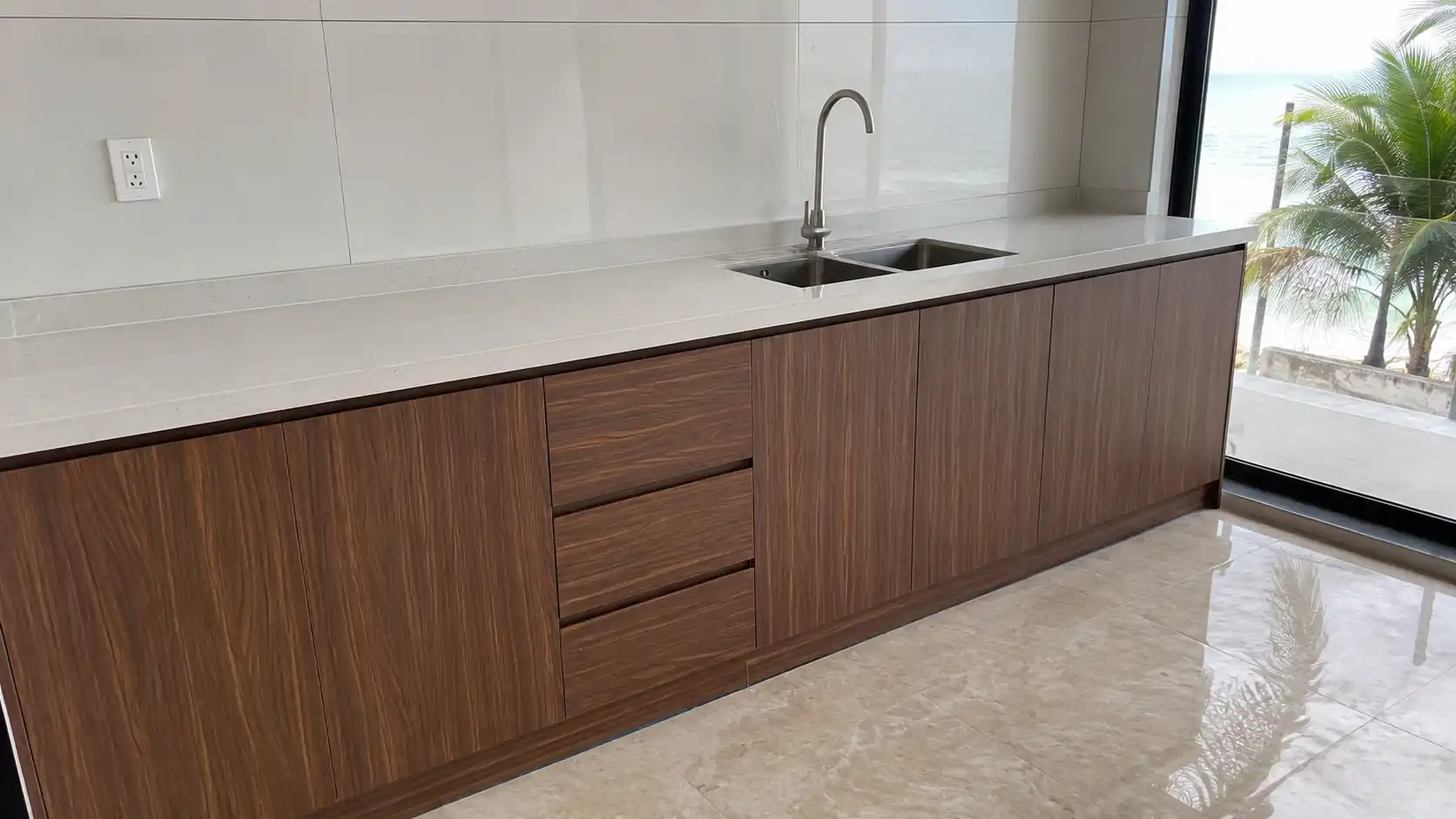 Tủ bếp nhựa Ecoplast tầng trệt vùng biển trơ lỳ 100% với nước mặn ngấm nền