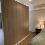 Vách ngăn phòng ngủ bằng tấm nhựa 40mm màu vân gỗ ngăn chia không gian hiện đại, so sánh tấm vách ngăn nhựa và vách thạch cao