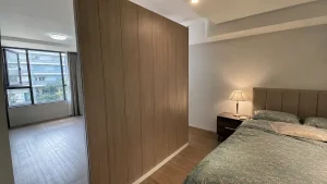 Vách ngăn phòng ngủ bằng tấm nhựa 40mm màu vân gỗ ngăn chia không gian hiện đại, so sánh tấm vách ngăn nhựa và vách thạch cao