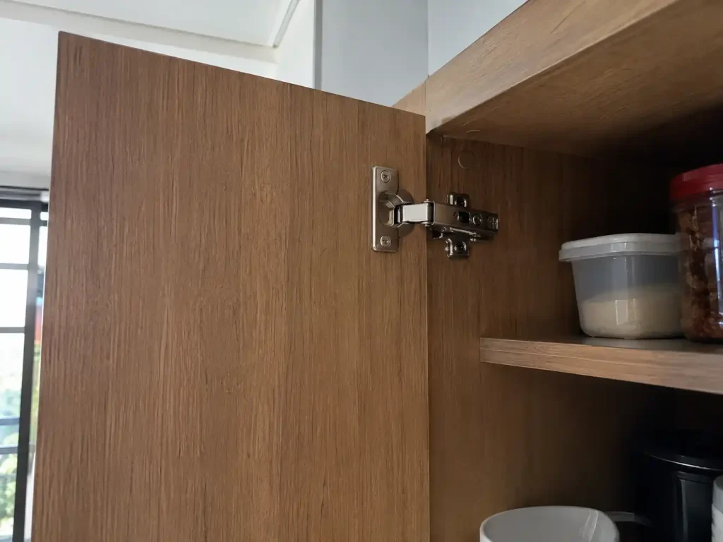 Bản lề giảm chấn inox lắp trên cánh tủ