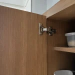 Bản lề giảm chấn inox lắp trên cánh tủ