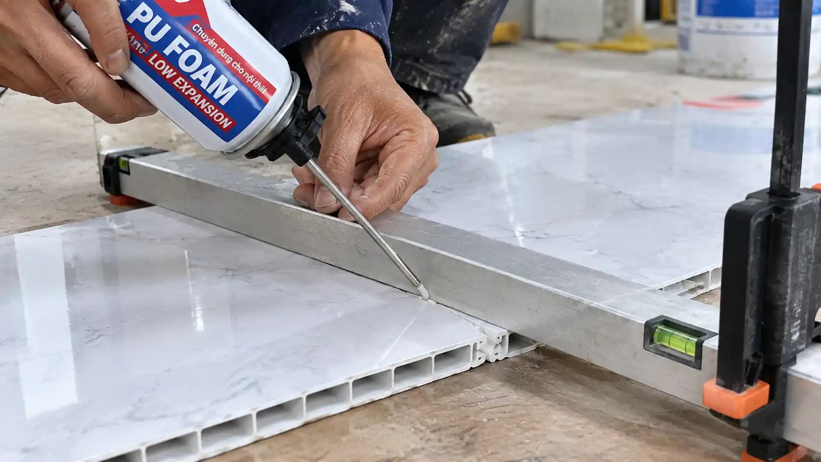 Bơm keo bọt nở thấp gia cố điểm hẫng tấm nhựa nano bị phập phùng