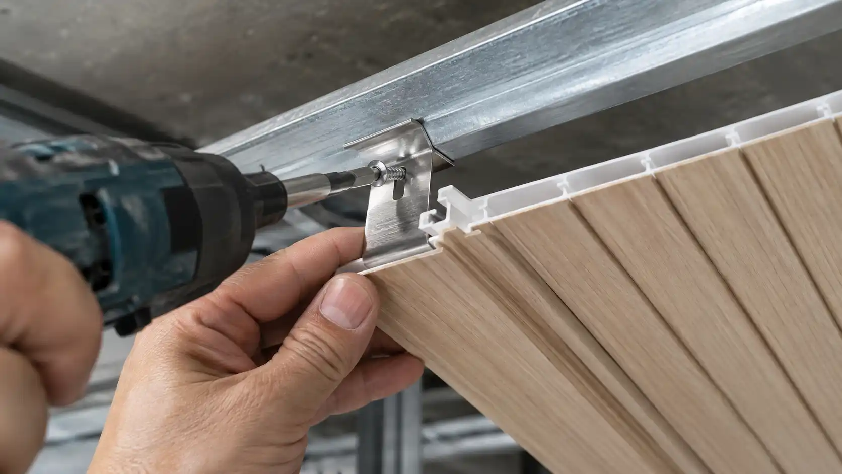Kỹ thuật cài con ke inox giấu đinh vít vào rãnh ngàm âm của trần nhựa lam sóng