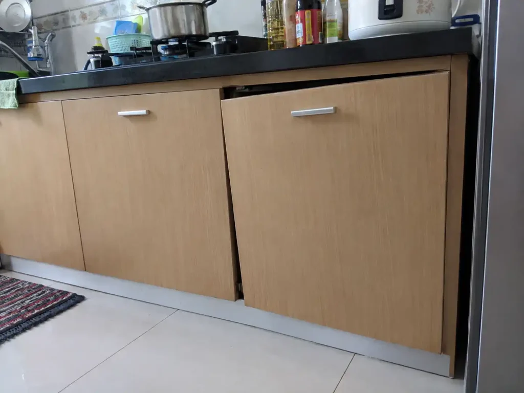 cách sửa cánh tủ bếp bị xệ làm khe giữa hai cánh lệch