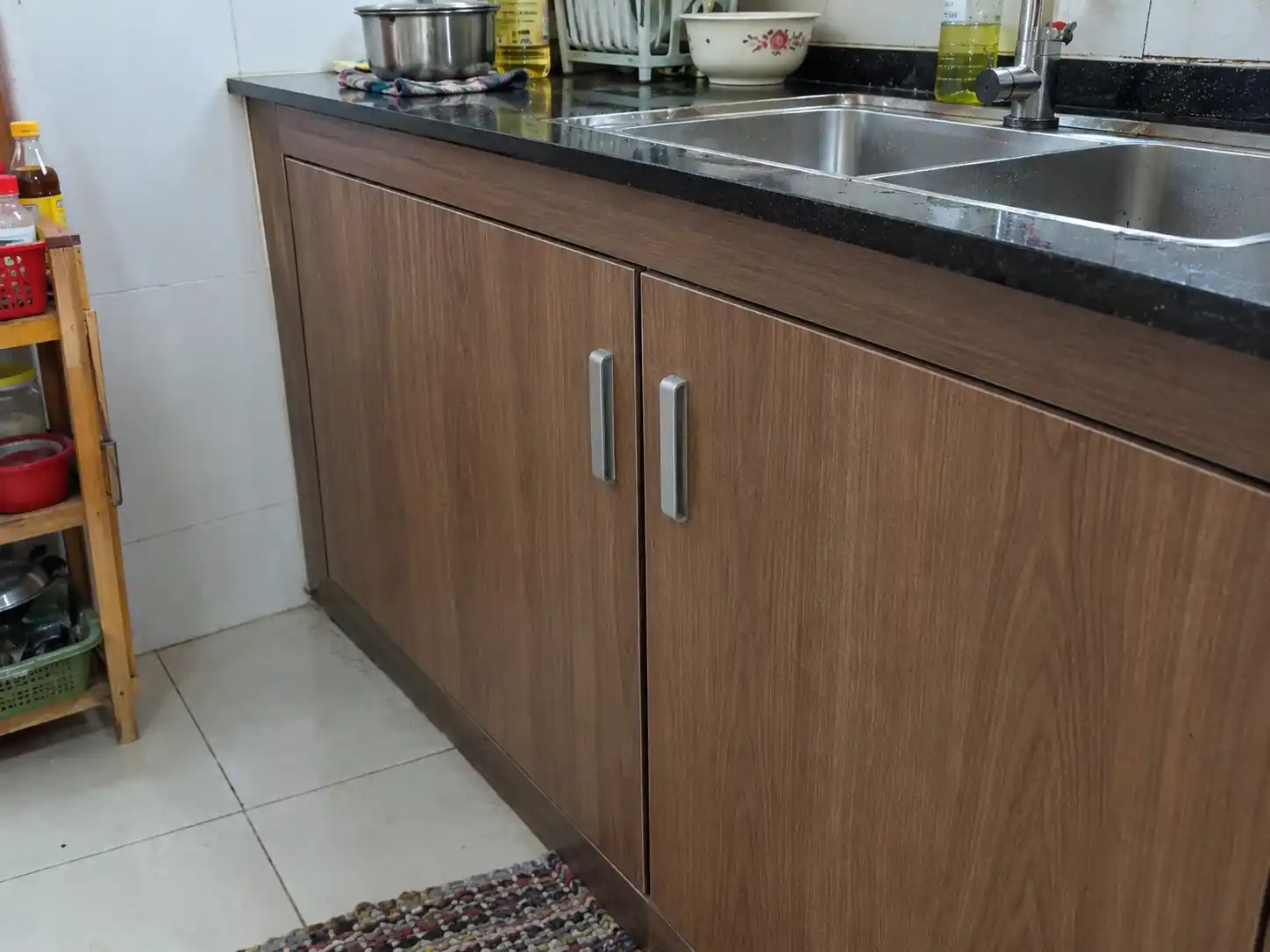 Cánh tủ bếp sau khi được căn chỉnh tương đối đều