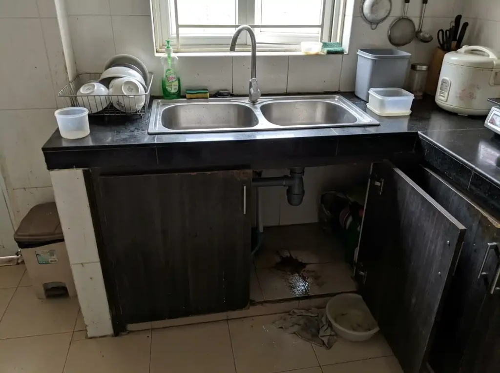 Chậu rửa bát bị rò nước làm ướt khoang tủ
