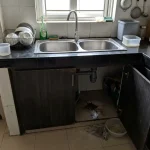 Chậu rửa bát bị rò nước làm ướt khoang tủ