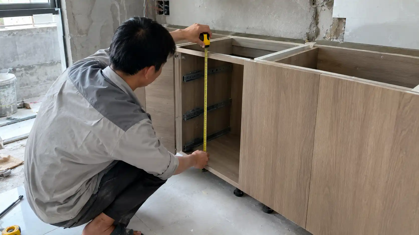 Đo kích thước tủ bếp tại công trình thực tế