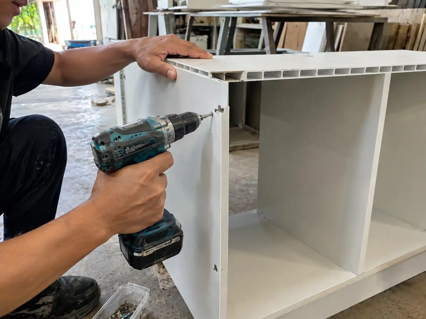 Gia công và bắt vít tấm nhựa và MDF làm tủ