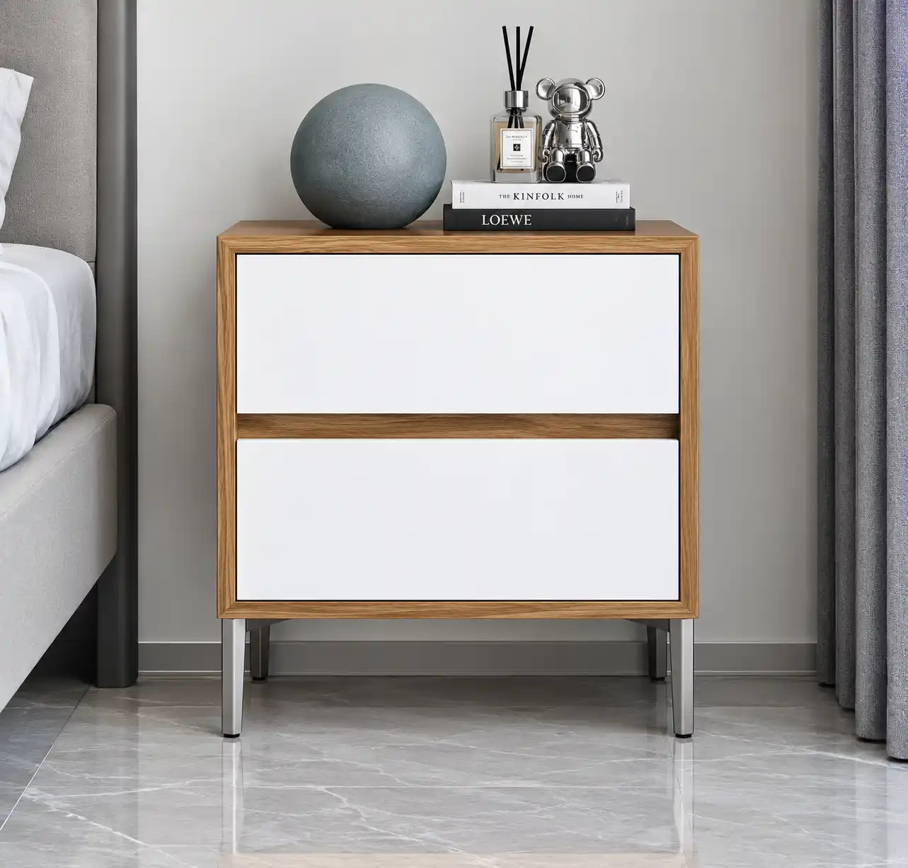 Hệ chân kim loại chữ V bắt kiên cố cùng viền bo cong góc tinh tế chống va đập