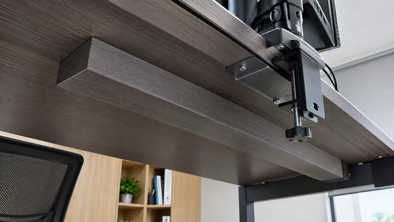 Hệ dầm tăng cứng âm gầm và ngàm kẹp Monitor Arm trên bàn làm việc Ecostar 18mm