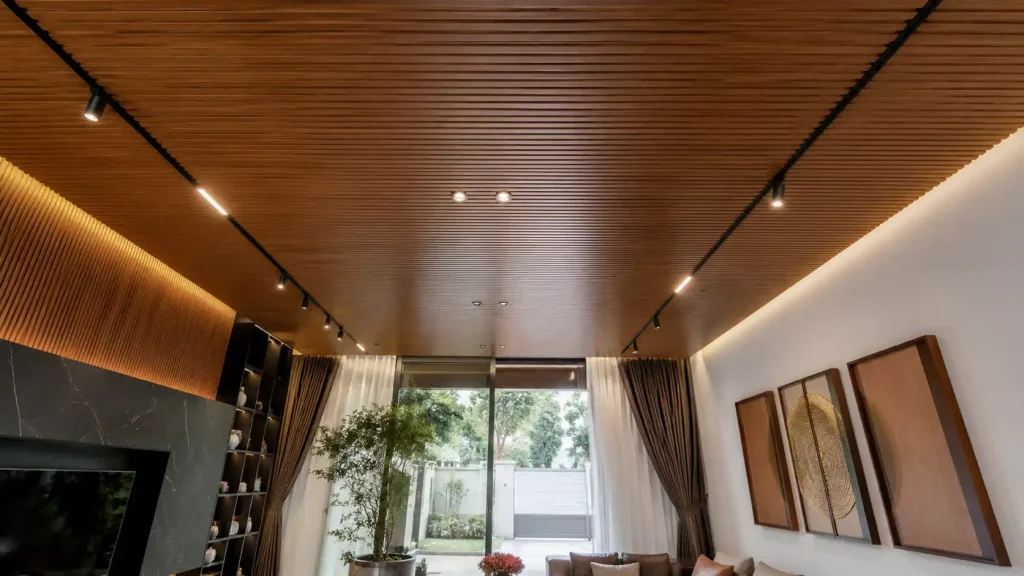 Hệ trần nhựa lam sóng vân gỗ hoàn thiện phẳng phiu chuẩn kỹ thuật không bị võng xệ