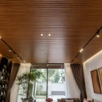 Hệ trần nhựa lam sóng vân gỗ hoàn thiện phẳng phiu chuẩn kỹ thuật không bị võng xệ