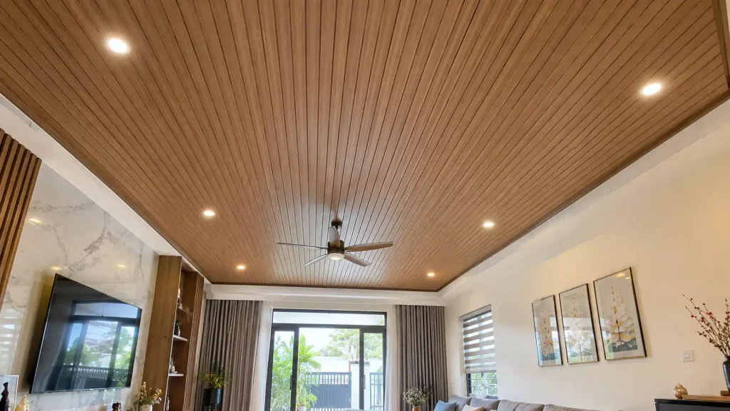 Hệ trần nhựa lam sóng phòng khách thi công phẳng phiu đúng khoảng cách khung xương